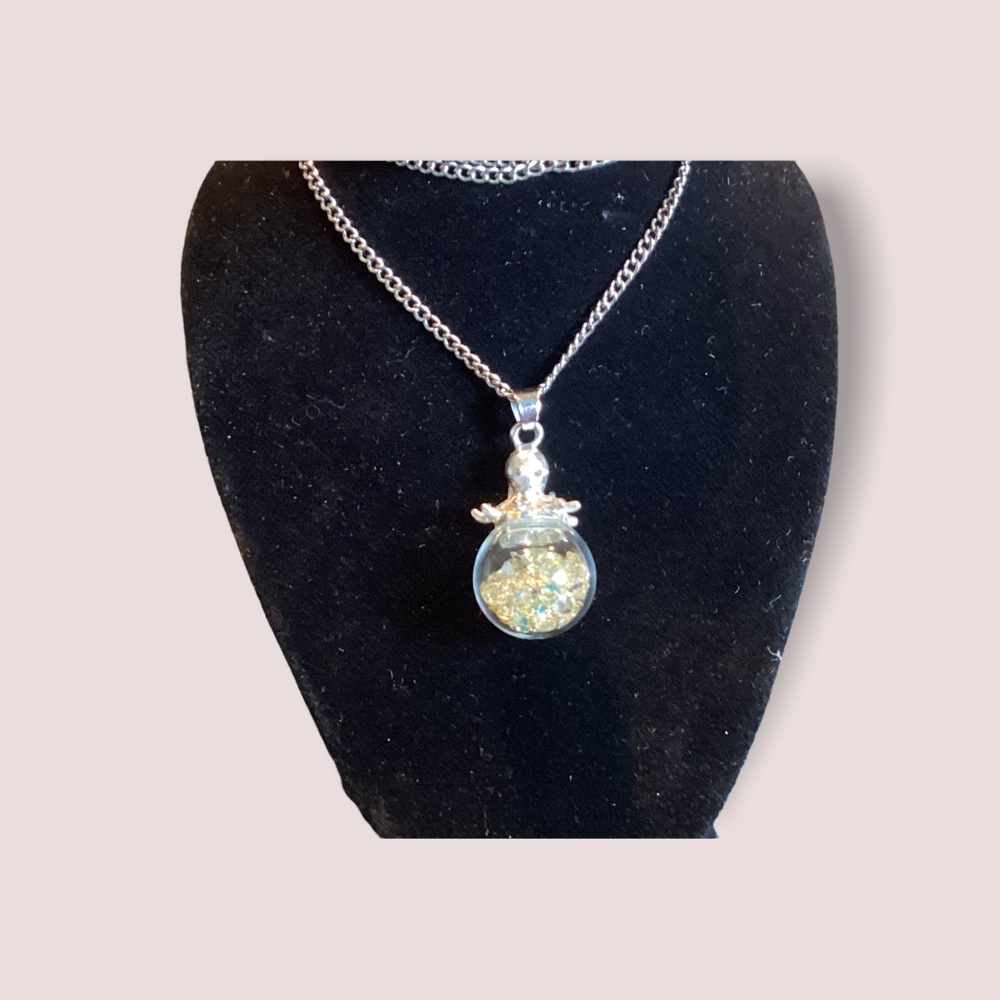 Silver tone necklace